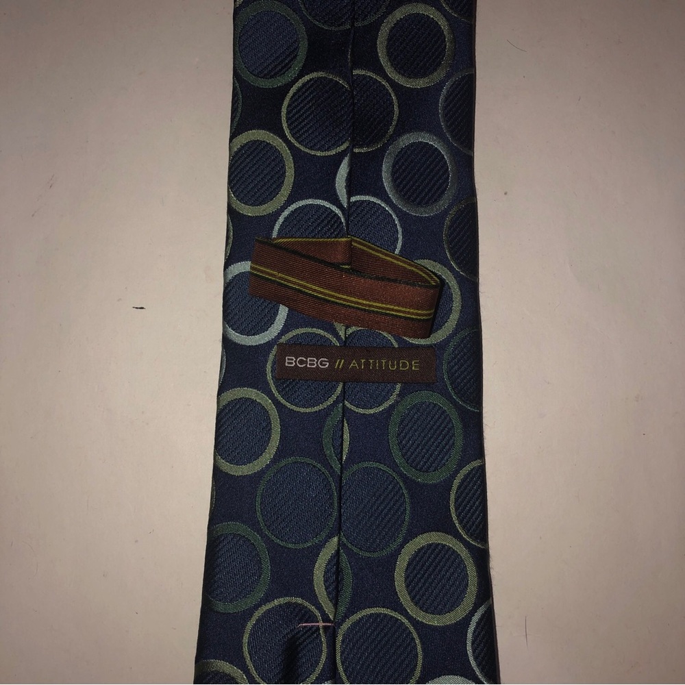 bcbg attitude Imported Silk Hand Sewn tie Men’s Blue Circle Pattern Authentic